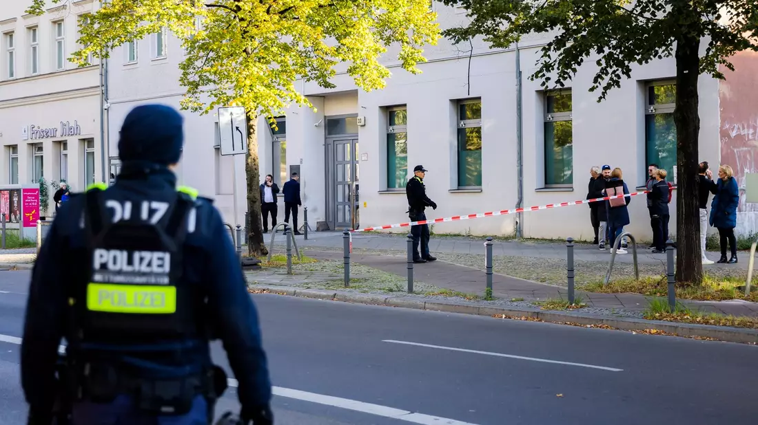 Polizeikräfte stehen vor der jüdischen Gemeinde Kahal Adass Jisroel in Berlin. - Bild: Christoph Soeder/dpa