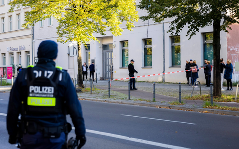 Polizeikräfte stehen vor der jüdischen Gemeinde Kahal Adass Jisroel in Berlin. - Foto: Christoph Soeder/dpa