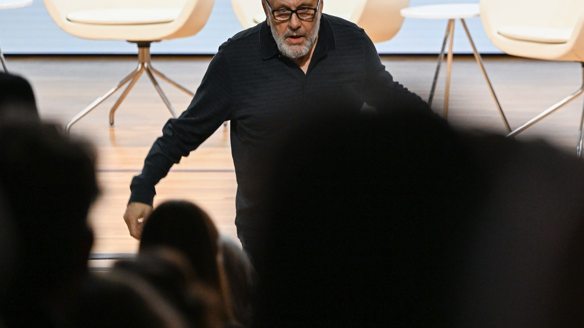 Slavoj Zizek verlässt nach seiner Rede die Bühne. - Foto: Arne Dedert/dpa