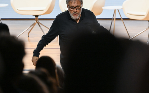 Slavoj Zizek verlässt nach seiner Rede die Bühne. - Foto: Arne Dedert/dpa