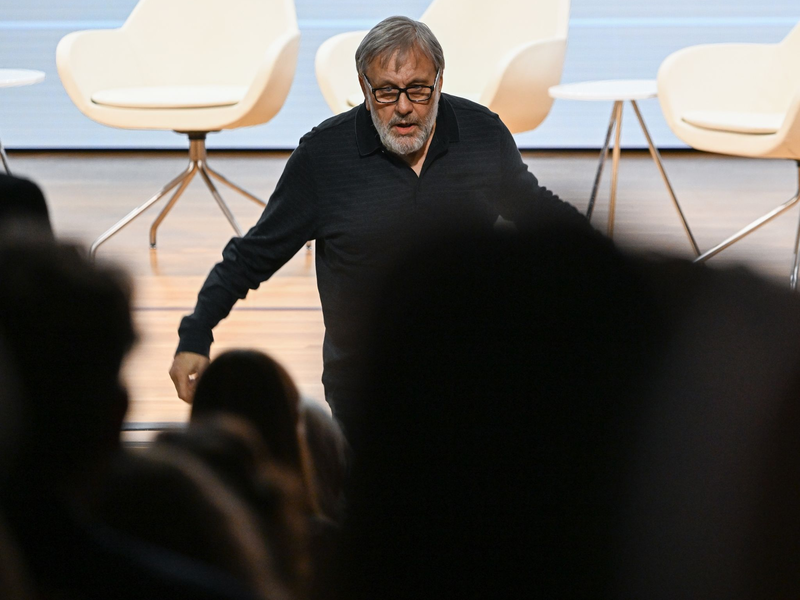 Slavoj Zizek verlässt nach seiner Rede die Bühne. - Foto: Arne Dedert/dpa