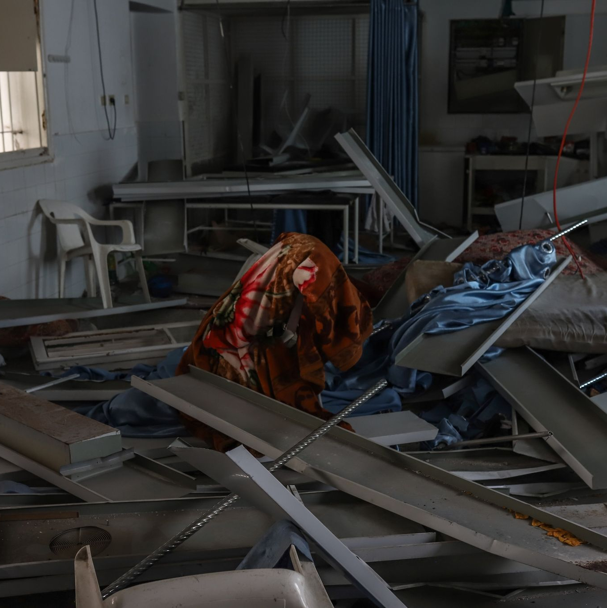 Verwüstungen nach dem Raketeneinschlag in der Al-Ahli-Klinik. - Foto: Mohammad Abu Elsebah/dpa