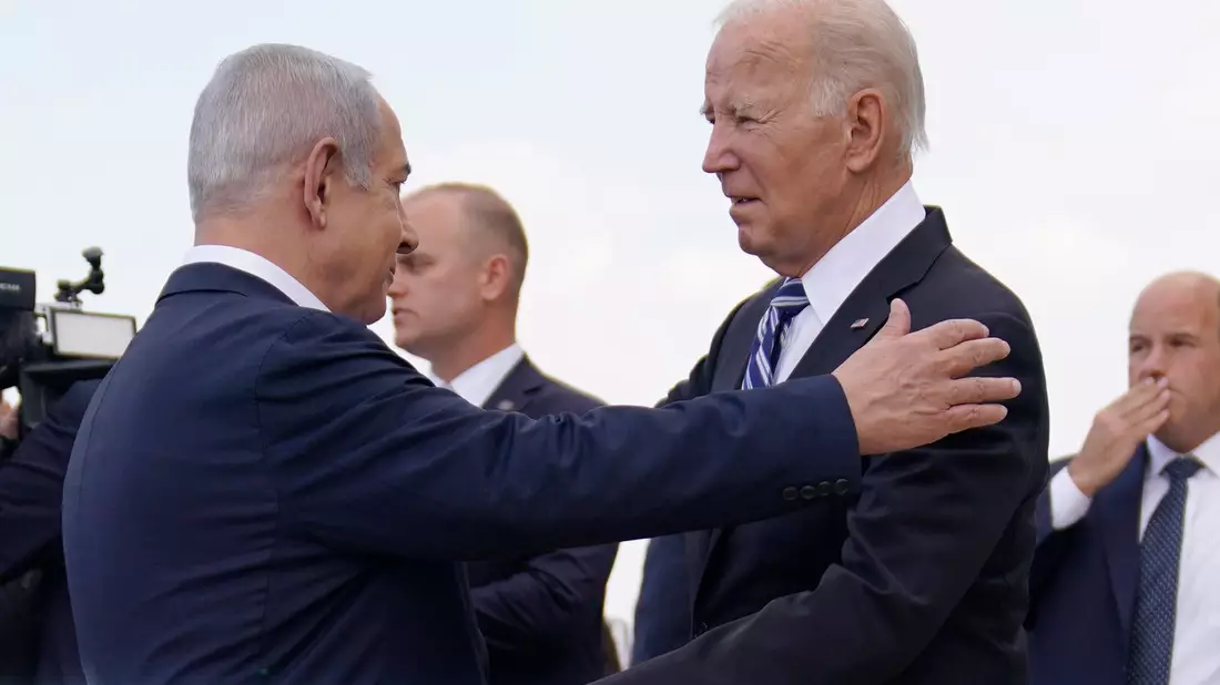 Ministerpräsident Benjamin Netanjahu (l) empfängt US-Präsident Joe Biden auf dem internationalen Flughafen Ben Gurion. - Bild: Evan Vucci/AP/dpa