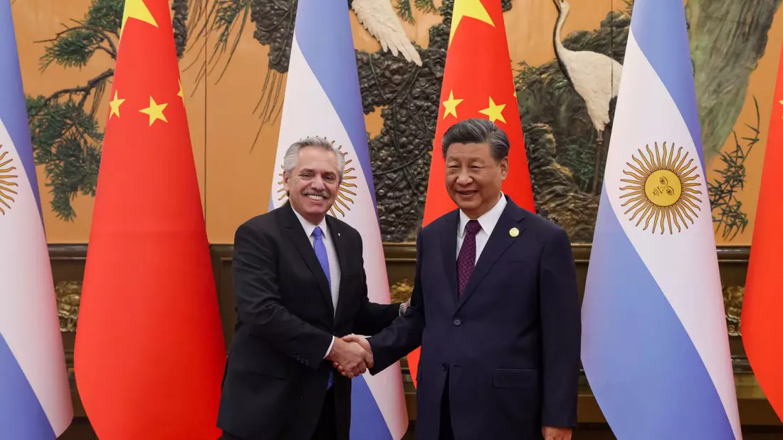 Präsident Alberto Fernández und Präsident Xi Jinping in Peking. Kurz vor der Präsidentenwahl in Argentinien verschafft China der angeschlagenen Wirtschaft des südamerikanischen Landes weiteren finanziellen Spielraum. - Bild: Esteban Collazo/Presidencia Argentina/dpa