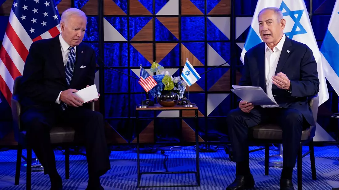 Israels Ministerpräsident Benjamin Netanjahu (r) im Gespräch mit US-Präsident Joe Biden. - Bild: Evan Vucci/AP