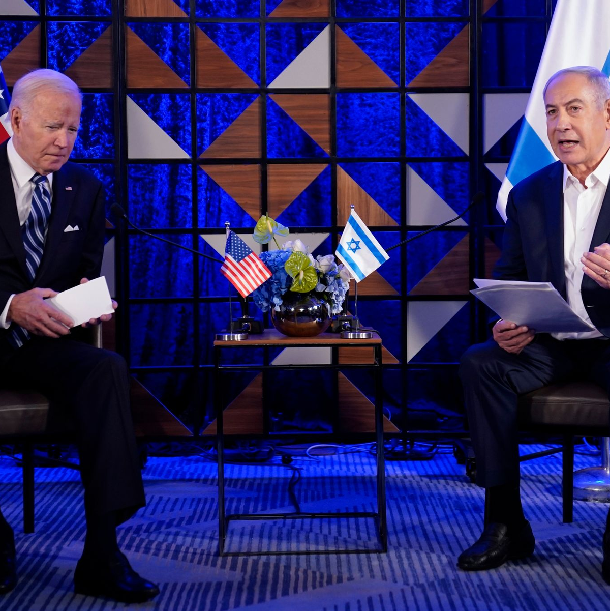Israels Ministerpräsident Benjamin Netanjahu (r) im Gespräch mit US-Präsident Joe Biden. - Foto: Evan Vucci/AP