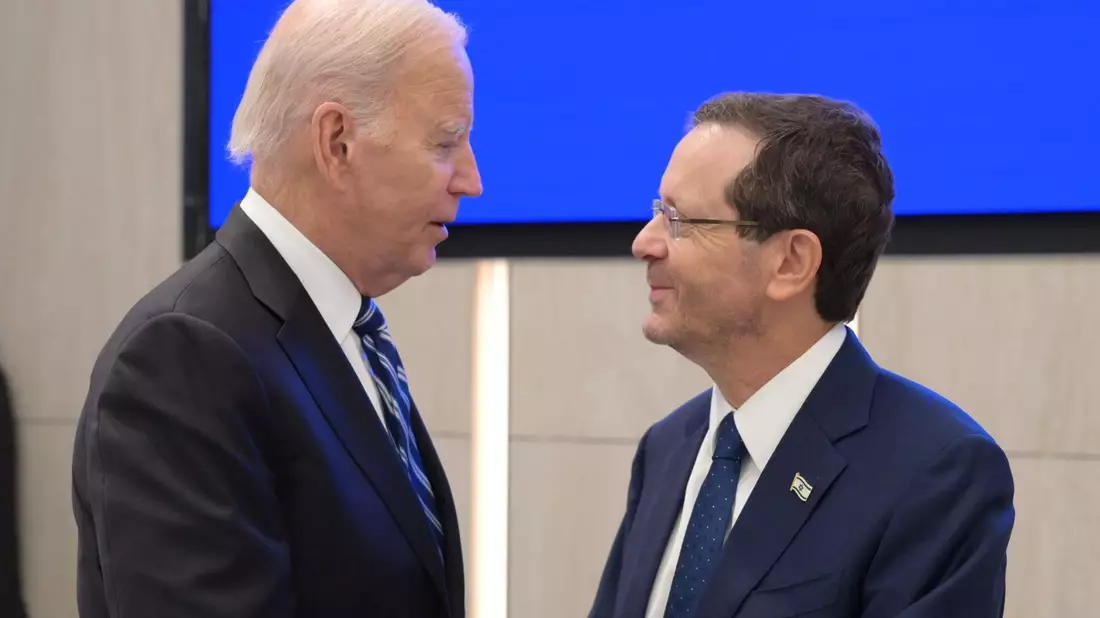 US-Präsident Joe Biden trift den israelischen Staatspräsidenten Izchak Herzog (r). - Bild: Amos Ben-Gershom/GPO/dpa