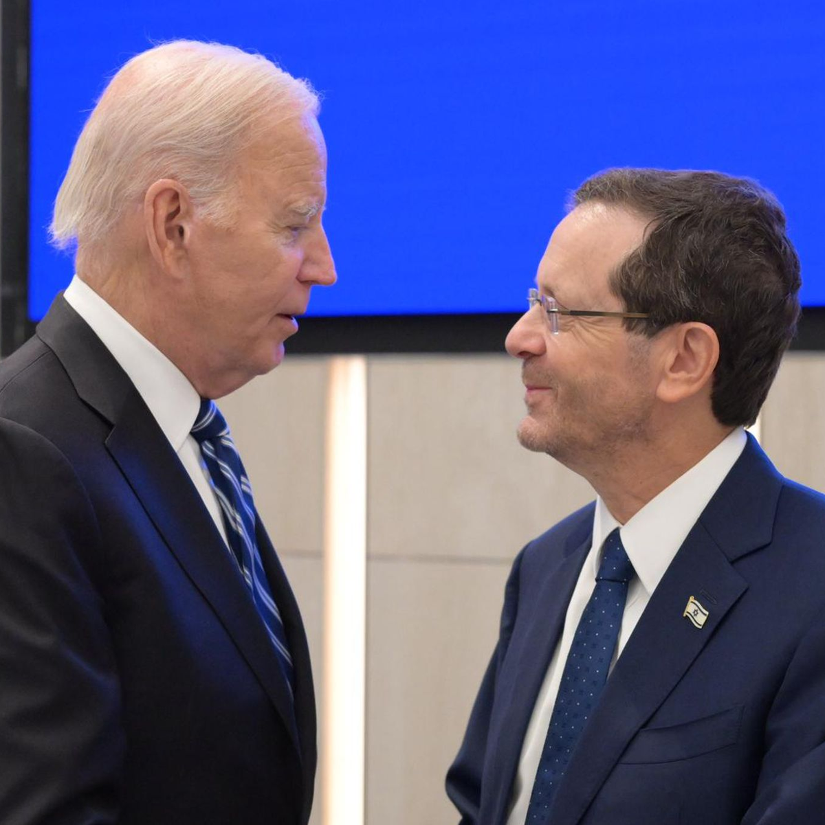 US-Präsident Joe Biden trift den israelischen Staatspräsidenten Izchak Herzog (r). - Foto: Amos Ben-Gershom/GPO/dpa