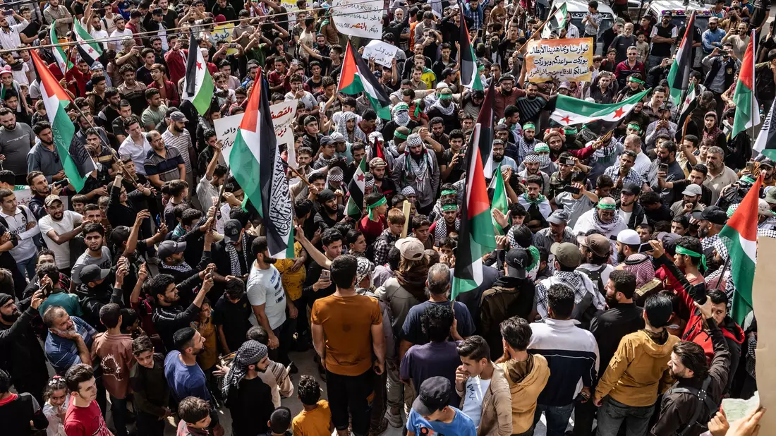 Eine Solidaritätsdemonstration für die Palästinenser in Atme (Syrien). - Bild: Anas Alkharboutli/dpa