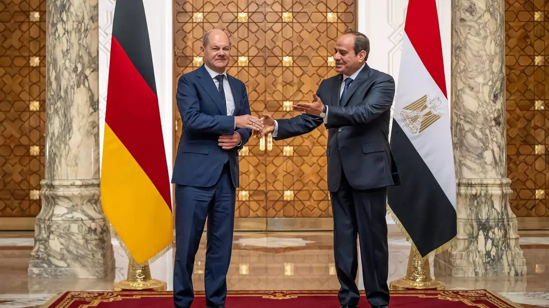 Bundeskanzler Olaf Scholz trifft Ägyptens Staatschef Abdel Fattah al-Sisi (r) in Kairo. - Bild: Michael Kappeler/dpa Pool/dpa