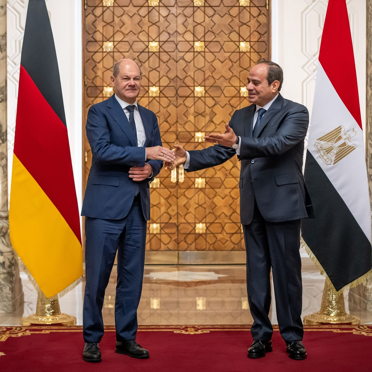 Bundeskanzler Olaf Scholz trifft Ägyptens Staatschef Abdel Fattah al-Sisi (r) in Kairo. - Foto: Michael Kappeler/dpa Pool/dpa