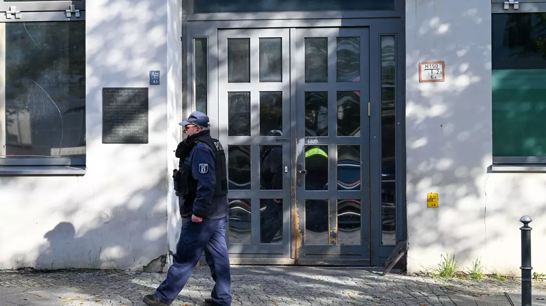 Ein Polizeibeamter an der Berliner Synagoge, die Ziel eines Anschlags war. - Bild: Soeren Stache/dpa