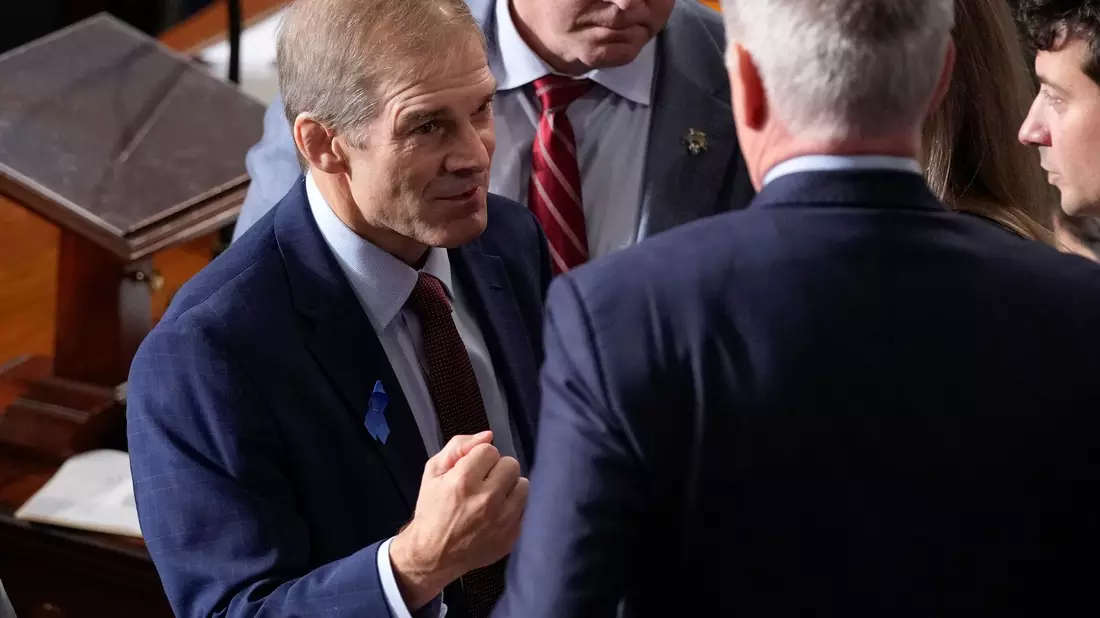 Jim Jordan (l) spricht mit Kevin McCarthy, dem ehemaligen Sprecher des Repräsentantenhauses. - Bild: Alex Brandon/AP/dpa