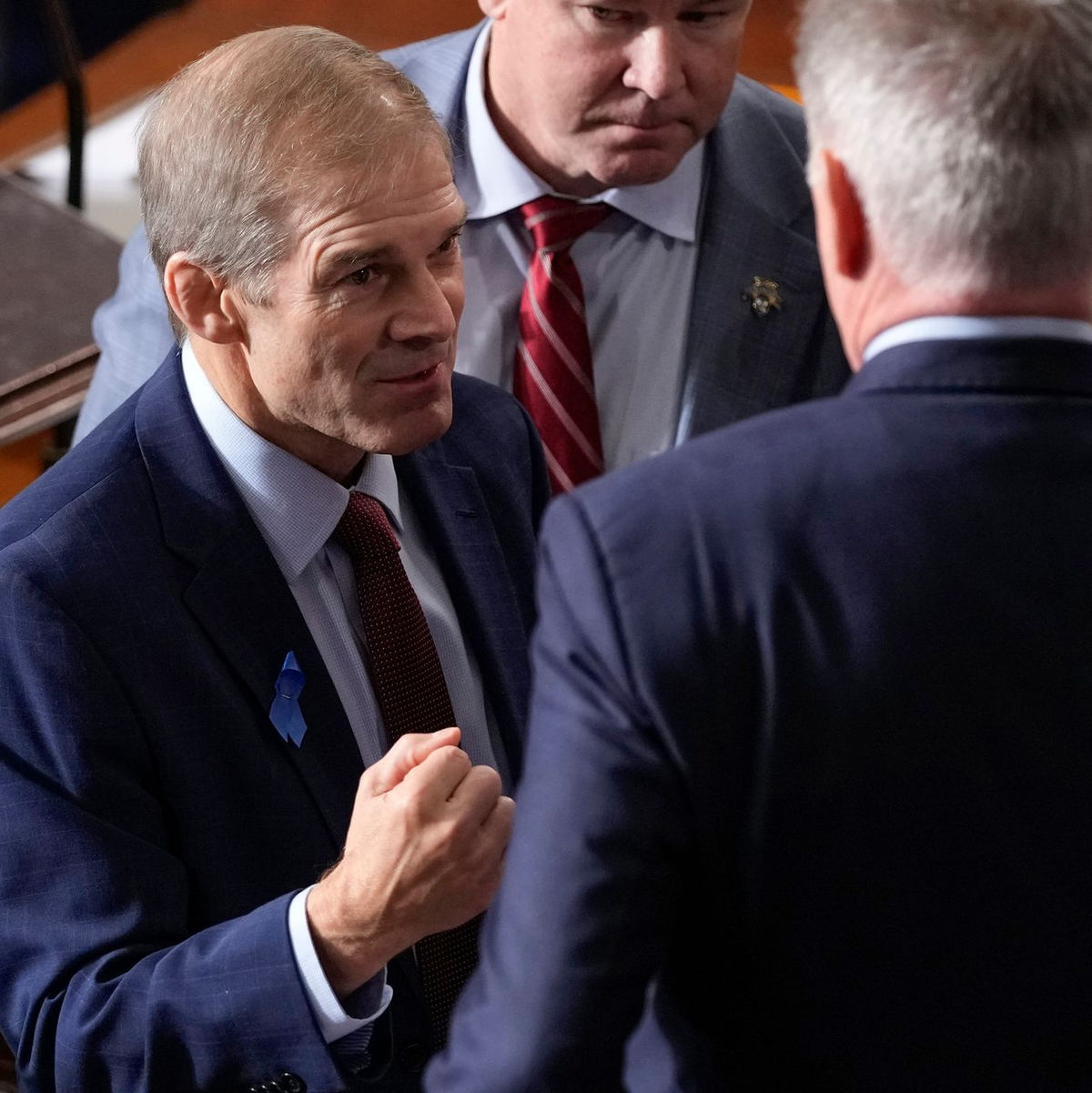 Jim Jordan (l) spricht mit Kevin McCarthy, dem ehemaligen Sprecher des Repräsentantenhauses. - Foto: Alex Brandon/AP/dpa