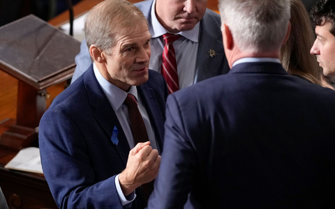 Jim Jordan (l) spricht mit Kevin McCarthy, dem ehemaligen Sprecher des Repräsentantenhauses. - Foto: Alex Brandon/AP/dpa