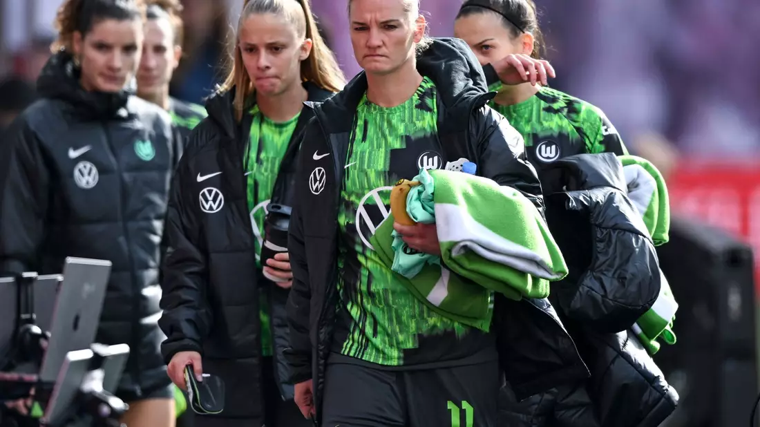 Die Wölfinnen um Alexandra Popp (2.v.r.) haben die Gruppenphase der Champions League verpasst. - Bild: Hendrik Schmidt/dpa/Archivbild