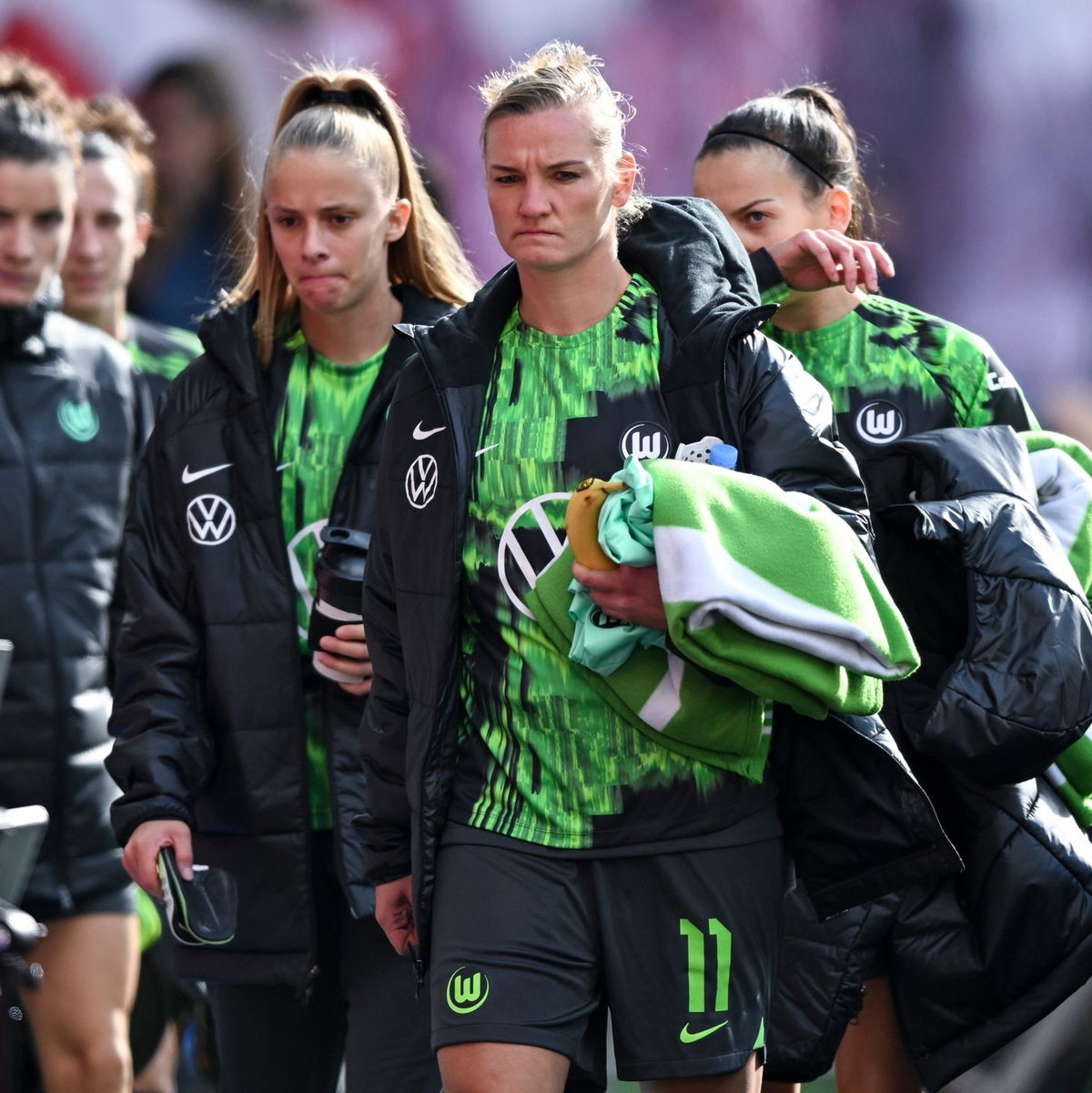 Die Wölfinnen um Alexandra Popp (2.v.r.) haben die Gruppenphase der Champions League verpasst. - Foto: Hendrik Schmidt/dpa/Archivbild