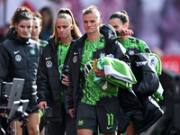 Die Wölfinnen um Alexandra Popp (2.v.r.) haben die Gruppenphase der Champions League verpasst. - Foto: Hendrik Schmidt/dpa/Archivbild