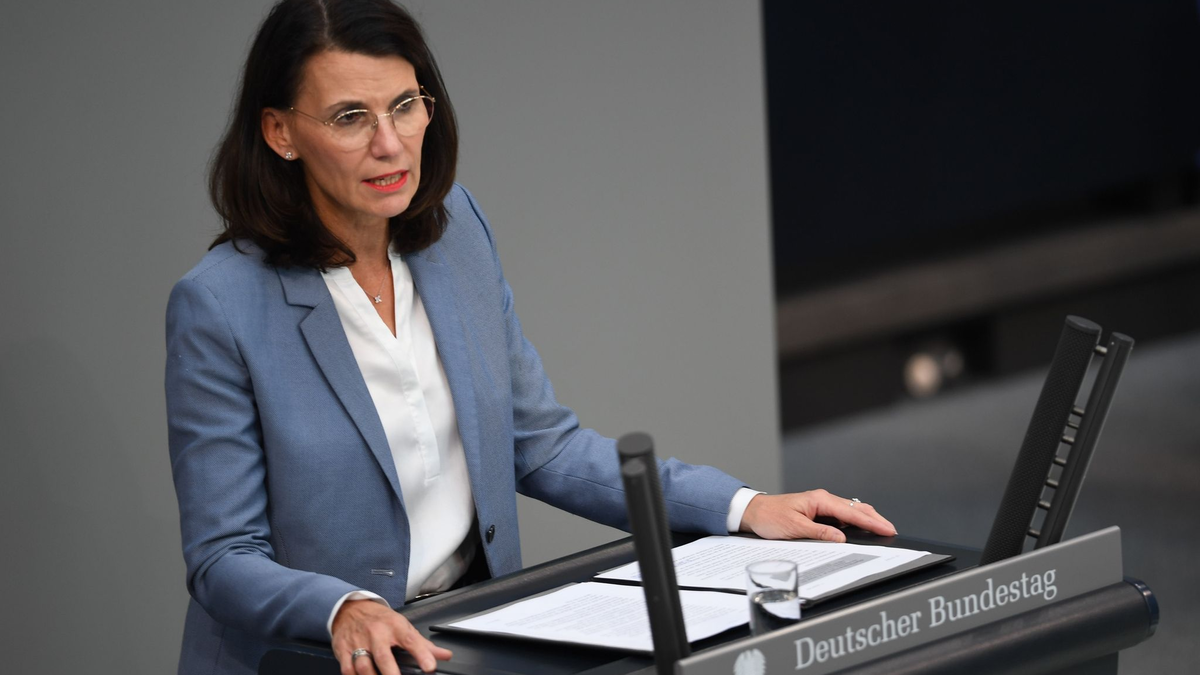 Rita Schwarzelühr-Sutter nennt es «puren Antisemitismus», wenn auf deutschen Straßen die menschenverachtenden Taten der Hamas bejubelt würden. - Foto: Serhat Kocak/dpa