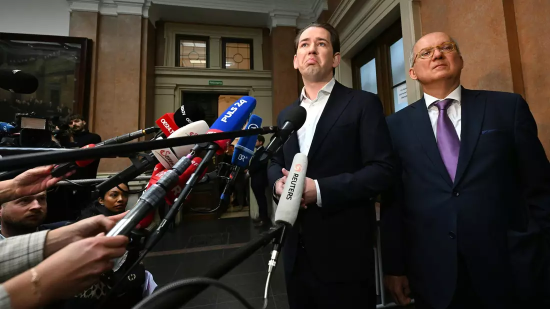 Zum Auftakt des Prozesses gegen Sebastian Kurz (l) ist das Medieninteresse enorm. - Bild: Helmnut Fohringer/APA/dpa
