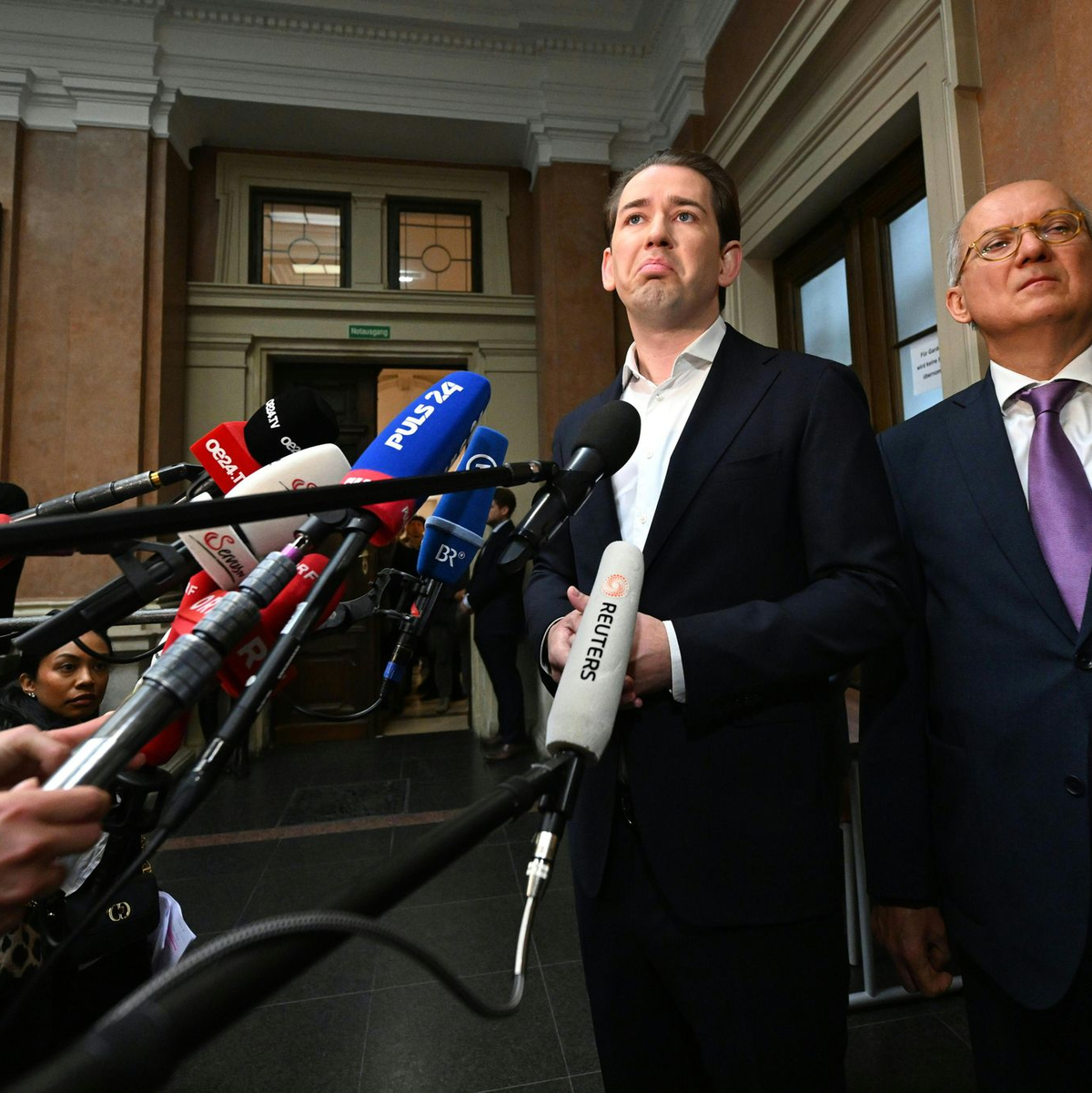 Zum Auftakt des Prozesses gegen Sebastian Kurz (l) ist das Medieninteresse enorm. - Foto: Helmnut Fohringer/APA/dpa