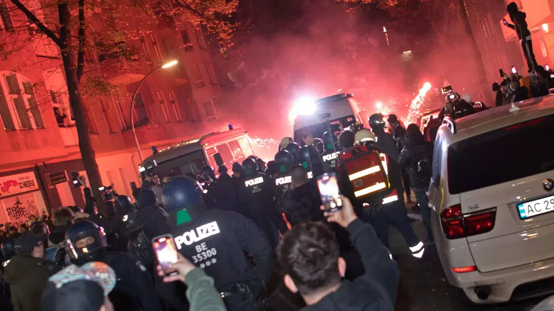 Bei der verbotenen Demonstration in Neukölln wird Pyrotechnik abgebrannt. - Bild: Paul Zinken/dpa