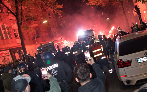 Bei der verbotenen Demonstration in Neukölln wird Pyrotechnik abgebrannt. - Foto: Paul Zinken/dpa