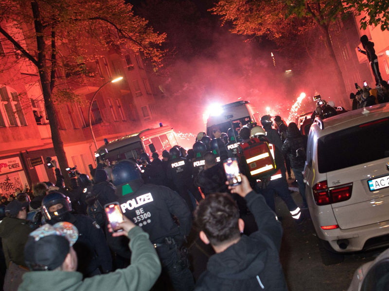 Bei der verbotenen Demonstration in Neukölln wird Pyrotechnik abgebrannt. - Foto: Paul Zinken/dpa