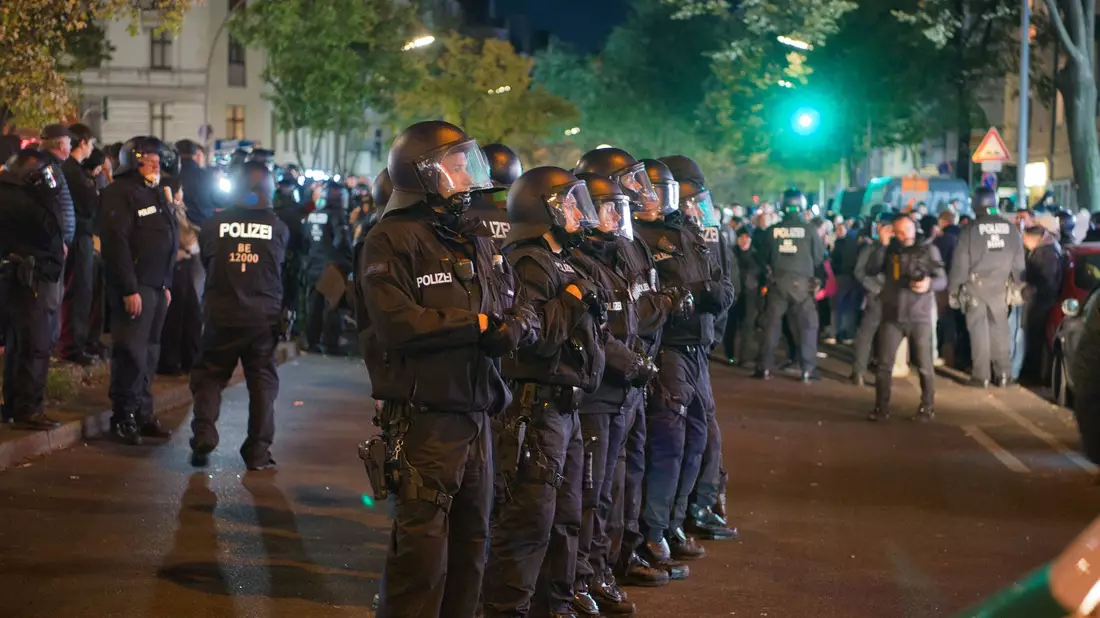 Polizeieinsatz in der Sonnenallee im Berliner Bezirk Neukölln. - Bild: Paul Zinken/dpa