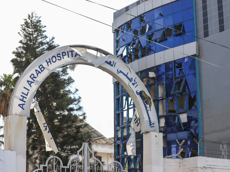 «Die Zerstörung des Krankenhauses gestern hat den Druck auf dieses bröckelnde, angeschlagene und traurige Gesundheitssystem weiter erhöht», sagt UN-Nothilfekoordinator Martin Griffiths. - Foto: Mohammad Abu Elsebah/dpa