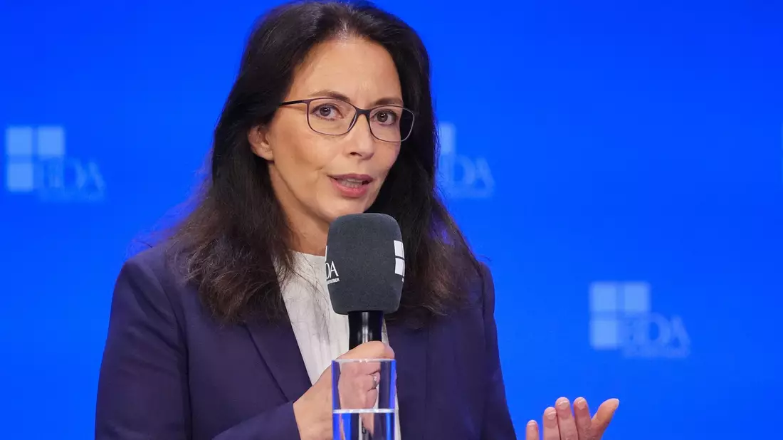 «Die AfD ist eine Partei der Rassisten, die auch Arbeitnehmerinnen und Arbeitnehmer gegeneinander hetzen will, statt gemeinsam Fortschritt für alle zu erreichen», sagt DGB-Vorsitzende Yasmin Fahimi. - Bild: Soeren Stache/dpa