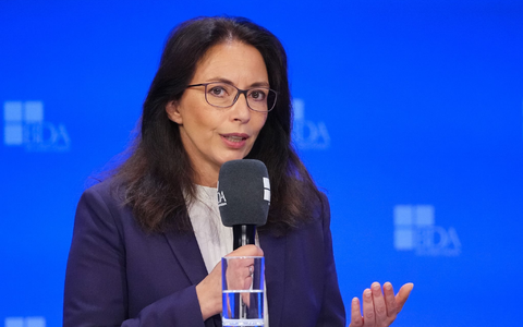 «Die AfD ist eine Partei der Rassisten, die auch Arbeitnehmerinnen und Arbeitnehmer gegeneinander hetzen will, statt gemeinsam Fortschritt für alle zu erreichen», sagt DGB-Vorsitzende Yasmin Fahimi. - Foto: Soeren Stache/dpa «Die AfD ist eine Partei der Rassisten, die auch Arbeitnehmerinnen und Arbeitnehmer gegeneinander hetzen will, statt gemeinsam Fortschritt für alle zu erreichen», sagt DGB-Vorsitzende Yasmin Fahimi. - Foto: Soeren Stache/dpa