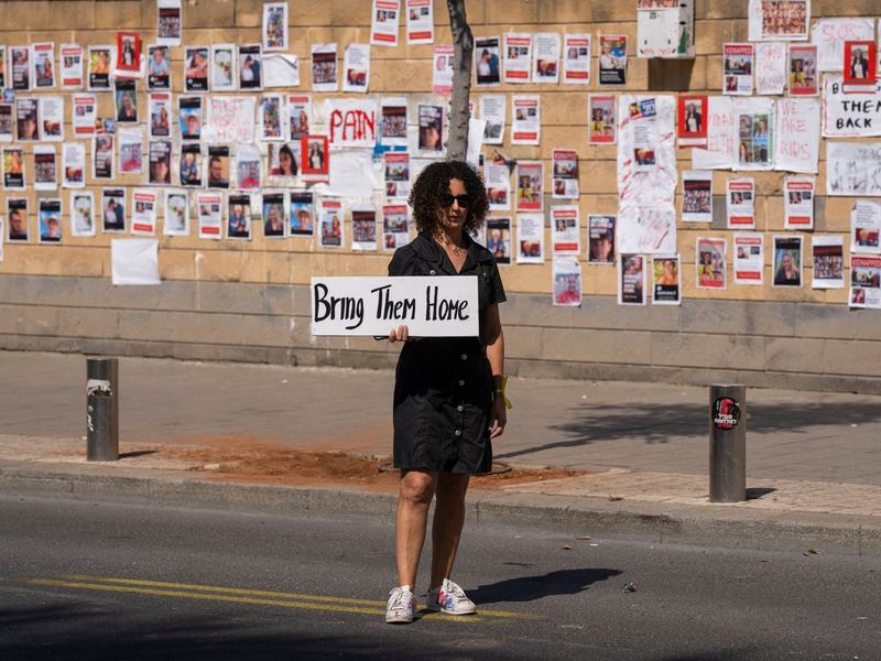 Israelische Männer beten in Tel Aviv für die von der islamistischen Hamas verschleppten Geiseln. - Foto: Petros Giannakouris/AP/dpa