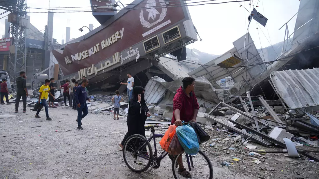 Das zerstörte Gebäude der Bäckerei Al Nuseirat im Flüchtlingslager Nusseirat im Gazastreifen. - Bild: Hatem Moussa/AP/dpa