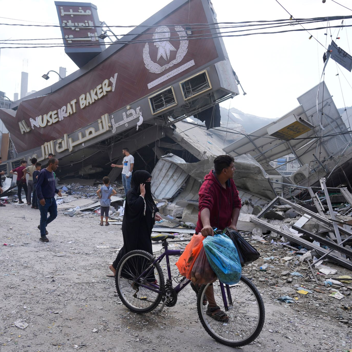 Das zerstörte Gebäude der Bäckerei Al Nuseirat im Flüchtlingslager Nusseirat im Gazastreifen. - Foto: Hatem Moussa/AP/dpa