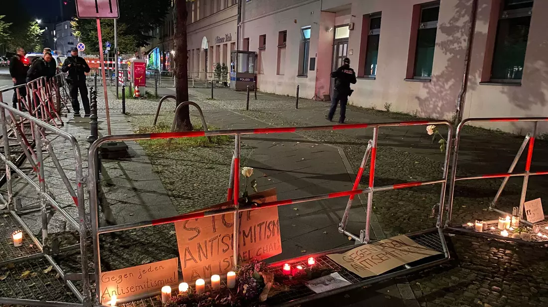 Der Bürgersteig vor dem jüdischen Gemeindezentrum an der Brunnenstraße ist nach dem versuchten Brandanschlag abgesperrt. - Bild: Sascha Meyer/dpa
