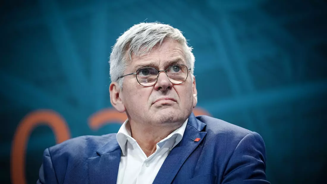 Jörg Hofmann ist das Bohren dicker Bretter gewohnt. - Bild: Kay Nietfeld/dpa