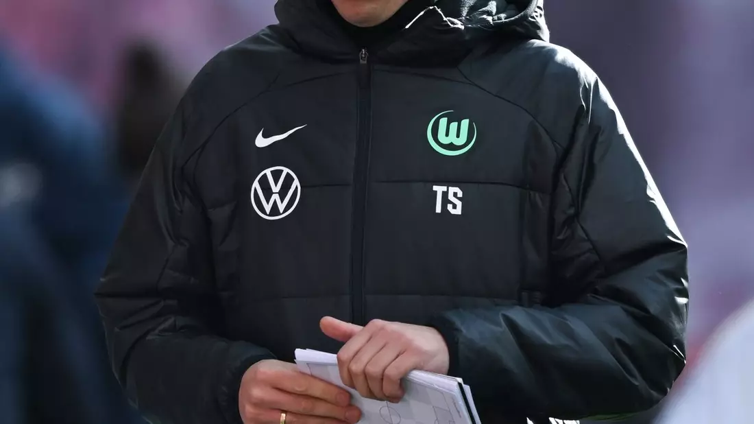 Tommy Stroot verpasste mit Wolfsburgs Fußballerinnen den Einzug in die Königsklassen-Gruppenphase. - Bild: Hendrik Schmidt/dpa