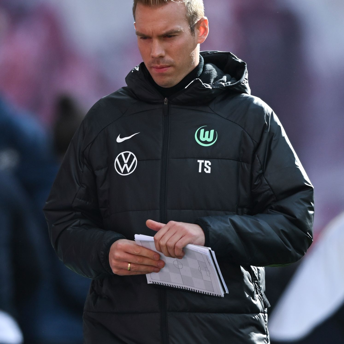 Tommy Stroot verpasste mit Wolfsburgs Fußballerinnen den Einzug in die Königsklassen-Gruppenphase. - Foto: Hendrik Schmidt/dpa