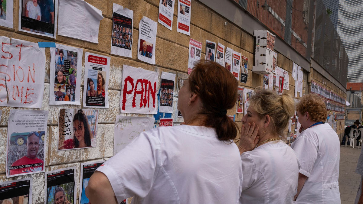 Fotos der im Gazastreifen vermissten Menschen an einer Wand in Tel Aviv. Nachdem die Hamas am 7. Oktober Israel überfiel, fordern Angehörige und ihre Unterstützer die Rückkehr der Geiseln. - Foto: Petros Giannakouris/AP/dpa