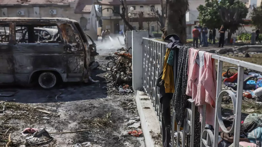 Zerstörungen, die durch den Angriff auf das Ahli-Arab-Krankenhaus in Gaza verursacht wurden. Bei dem Angriff wurden Dutzende von Zivilisten getötet. - Bild: Mohammad Abu Elsebah/dpa