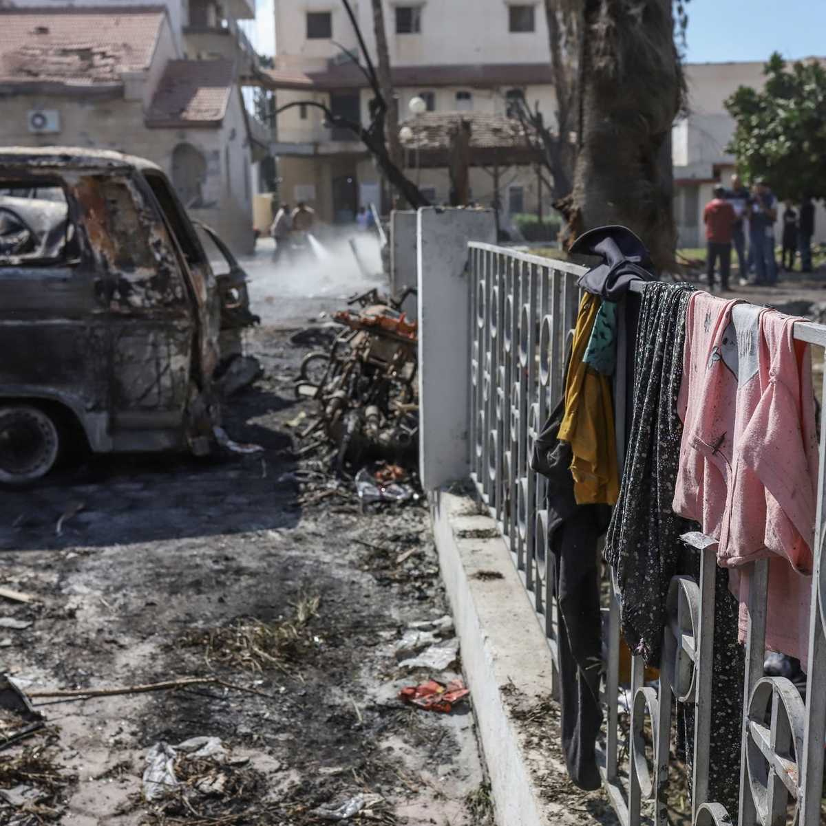 Nach einer Explosion vor dem Ahli Arab Krankenhaus in der Stadt Gaza, sieht man Habseligkeiten der Menschen verteilt auf dem Boden liegen. - Foto: Mohammad Abu Elsebah/dpa
