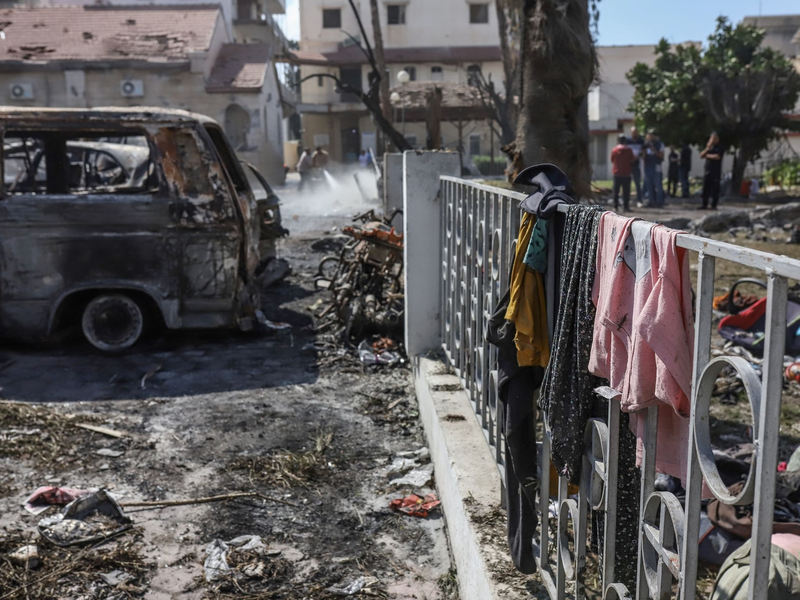 Nach einer Explosion vor dem Ahli Arab Krankenhaus in der Stadt Gaza, sieht man Habseligkeiten der Menschen verteilt auf dem Boden liegen. - Foto: Mohammad Abu Elsebah/dpa