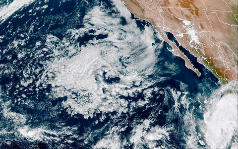 Das Satellitenbild zeigt, wie sich der Hurrikan «Norma» in der Nähe der mexikanischen Westpazifikküste bildet. - Foto: Uncredited/NOAA/AP/dpa