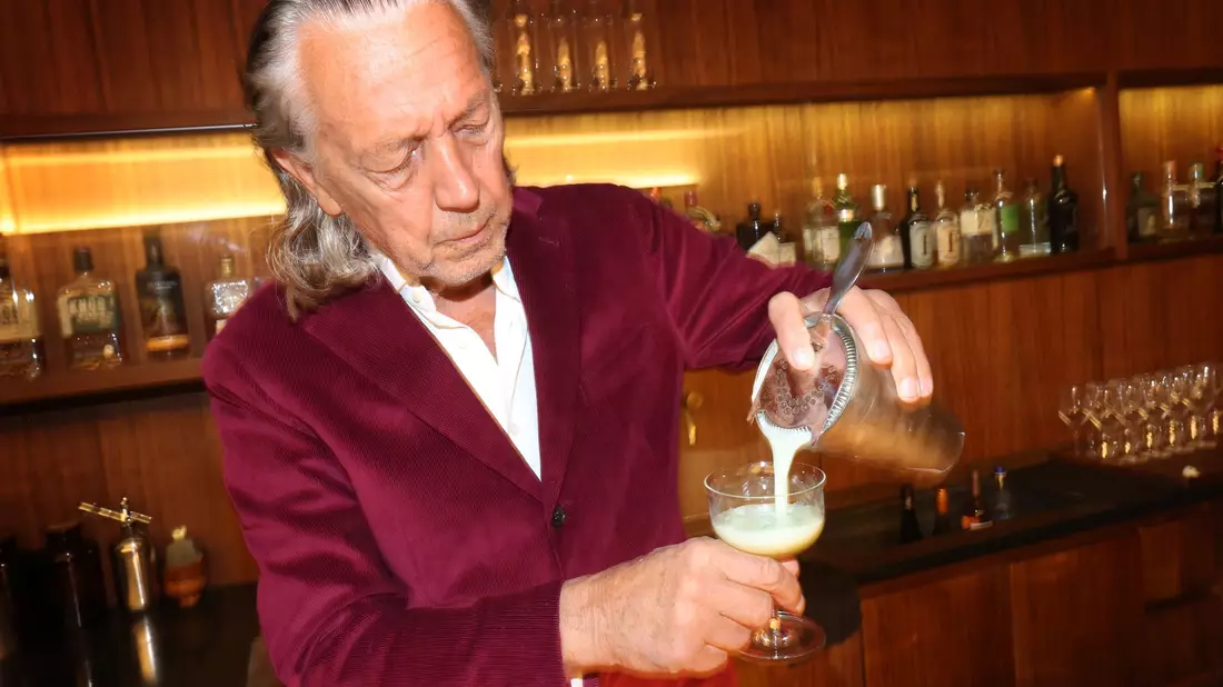 Charles Schumann mixt in seiner Bar in München «Swimming Pool». - Bild: Karl-Josef Hildenbrand/dpa