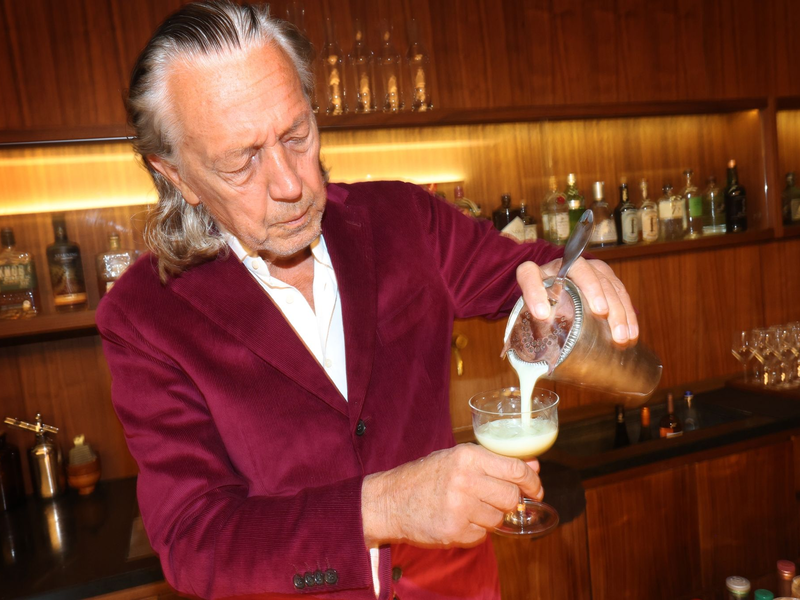 Charles Schumann mixt in seiner Bar in München «Swimming Pool». - Foto: Karl-Josef Hildenbrand/dpa