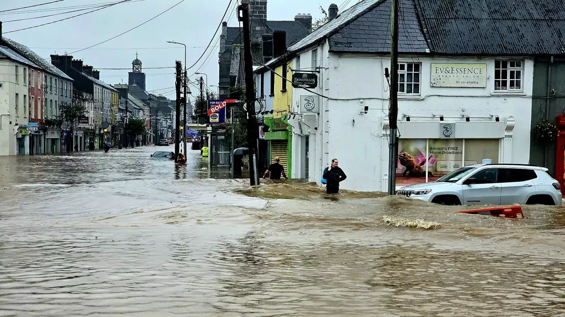 Überschwemmungen im Raum Midleton. Mehr als 100 Häuser wurden dort durch den Sturm «Babet» überflutet. - Bild: Damien Rytel/PA Media/dpa