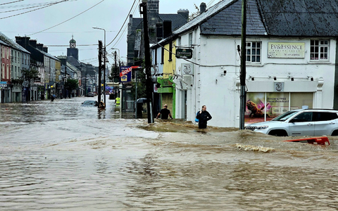 Überschwemmungen im Raum Midleton. Mehr als 100 Häuser wurden dort durch den Sturm «Babet» überflutet. - Foto: Damien Rytel/PA Media/dpa