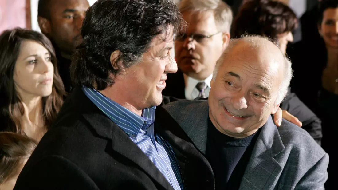 Sylvester Stallone (l) umarmt Burt Young (2006). - Bild: Matt Rourke/AP/dpa