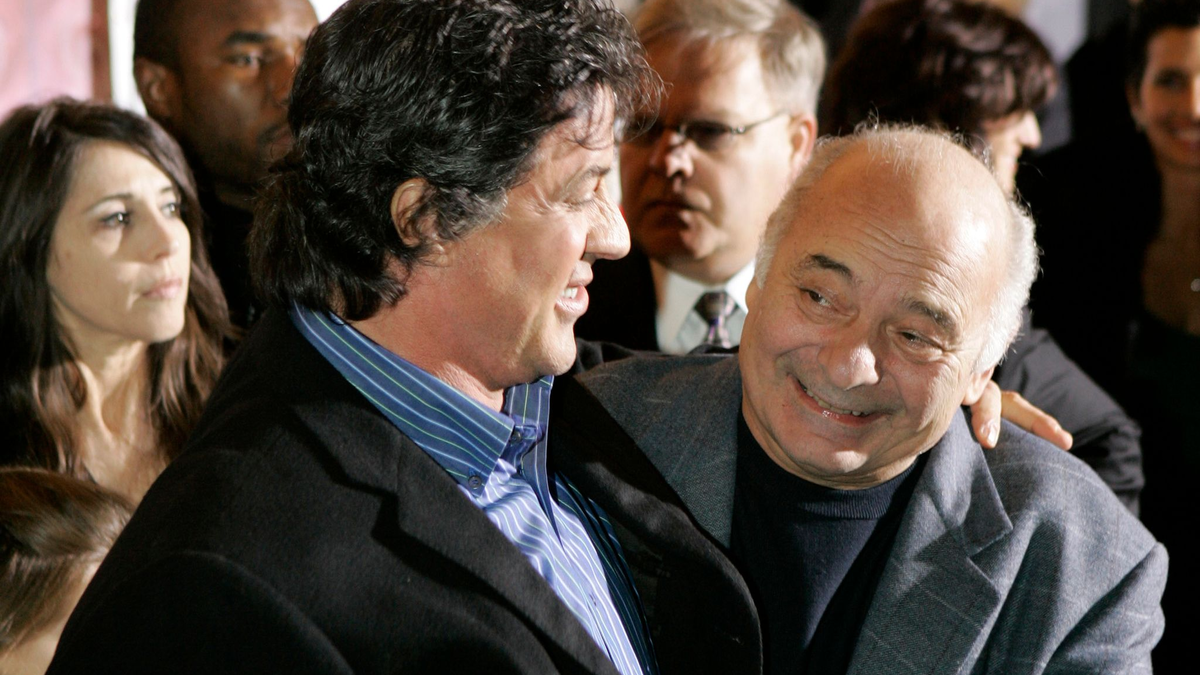 Sylvester Stallone (l) umarmt Burt Young (2006). - Foto: Matt Rourke/AP/dpa